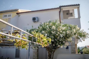 Apartments with a parking space Barbat, Rab - 23817